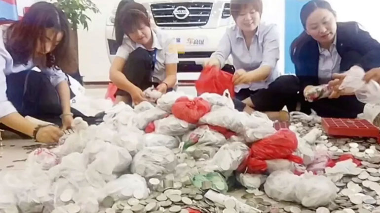 Πλήρωσε καινούργιο αυτοκίνητο με κέρματα!